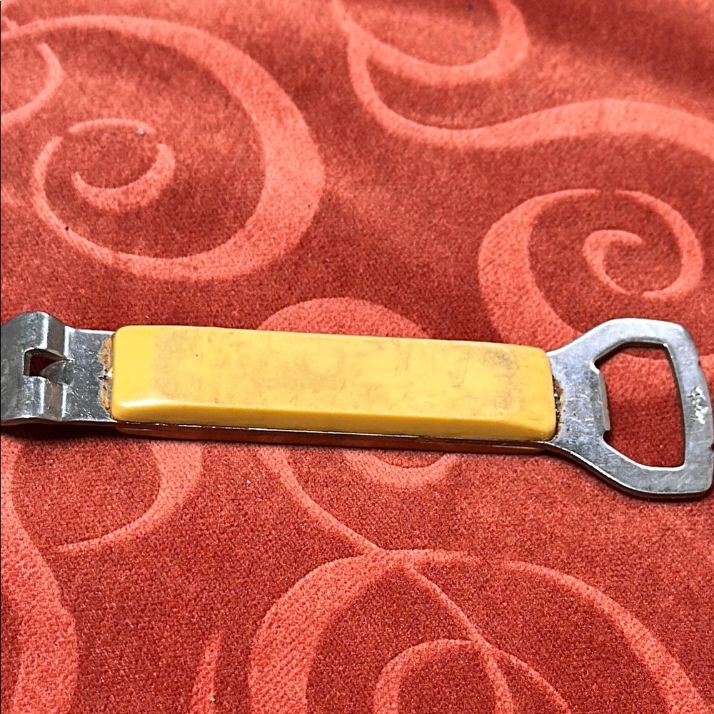 Vintage Foley yellow bakelite can and bottle opener - Picture 3 of 4